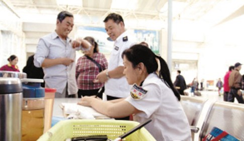 昆明火車站X光機5分鐘安檢掃描發(fā)現2把刀具[圖]