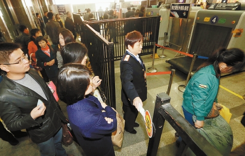 杭州火車站實行安檢機與手持式金屬探測器配套安檢制度[圖]