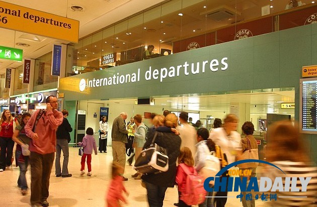 英機(jī)場(chǎng)升級(jí)金屬探測(cè)安檢門(mén)掃描等級(jí)嚴(yán)防乳房炸彈[圖]