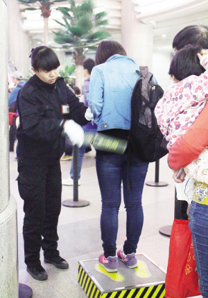 天津機場金屬探測器安檢工作者的一天