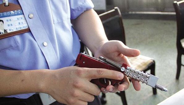 連云港火車站X光機(jī)掃描發(fā)現(xiàn)自制火柴槍[圖]