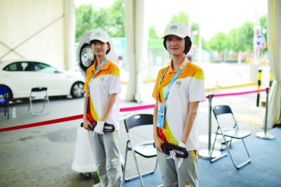 奧體安檢口“姐妹花”采用手持式金屬探測器把關安檢[圖]