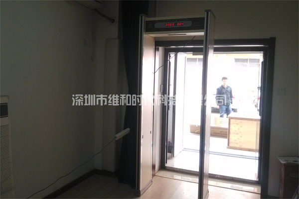 金屬探測安檢門現(xiàn)場圖