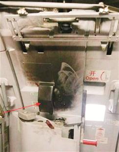 圖為:遭縱火后的飛機客艙