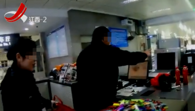 男子三年積攢420只打火機被車站金屬安檢門報警攔截.png 男子三年積攢420只打火機被車站金屬安檢門報警攔截.png