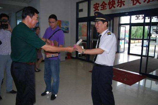 金屬探測安檢門廠家：烏魯木齊安檢總站關愛老年旅客