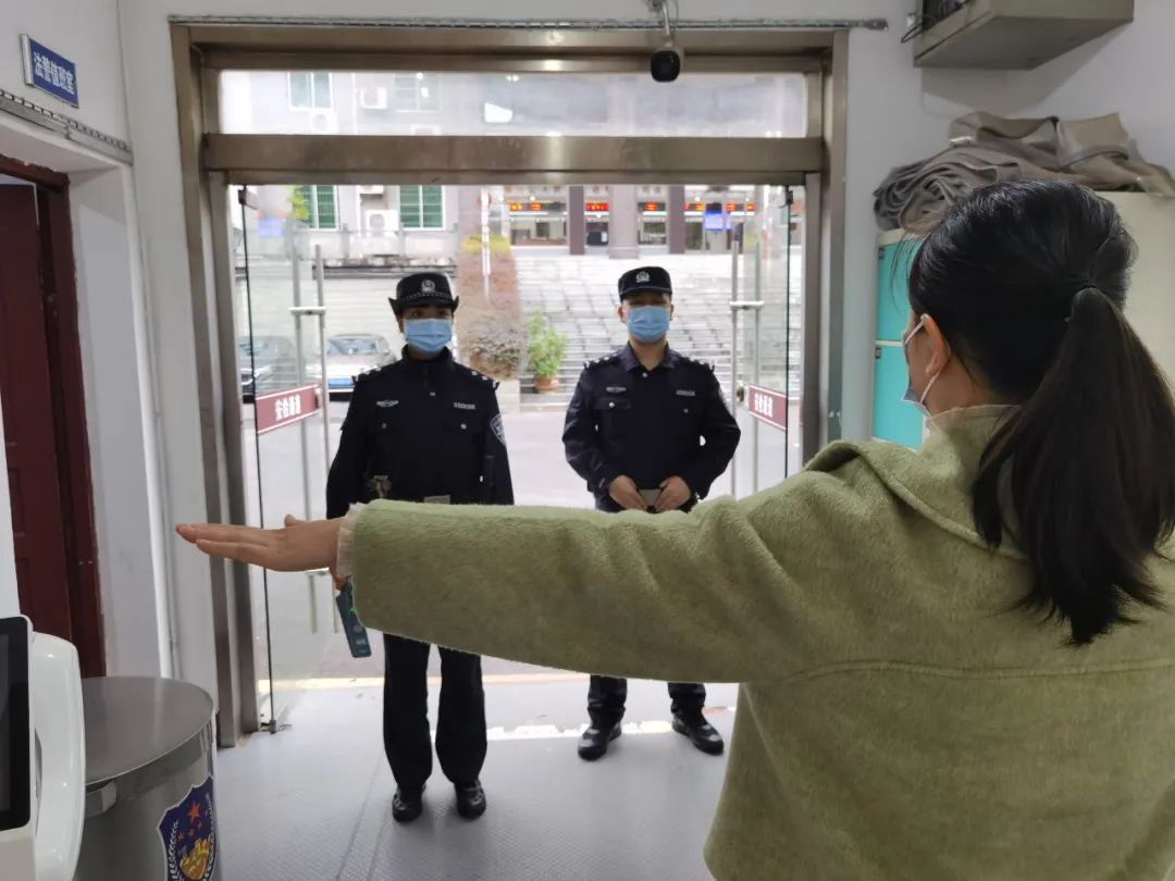 天柱法院安檢門顯神威，一女子攜帶違禁品被查獲！